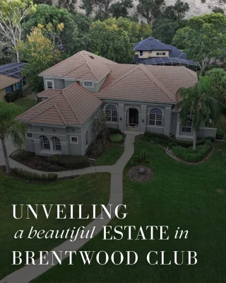 Flávia Barrial presents an elegant estate in the coveted Brentwood Club of Dr. Phillips.With over 4,400 sq ft, this five-bedroom home blends classic design with comfort. A dedicated office, formal living and dining spaces, and a fireplace-warmed family room offer flexibility, while the gourmet kitchen opens to a screened pool and patio, perfect for entertaining.Upstairs, a spacious bonus room is ideal for a gym, media room, or play space. Enjoy community tennis, pickleball, and a low HOA, all minutes from Restaurant Row, top schools, and Orlando’s best attractions.📍 9537 Castleford Pt, Orlando, FL 32836
📞 Flávia Barrial | (321) 615-5658#OrlandoRealEstate #LuxuryHomesFlorida #BrentwoodClub #FlaviaBarrialRealtor #DenovoRealty #FloridaEstateHome #CentralFloridaHomes