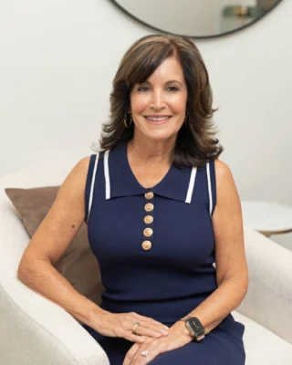 A special thank you to Donna, our Finance and HR Manager, for everything she does behind the scenes to support our team with care and dedication. We love you!#DenovoGratitude #DenovoRealty #StaffSpotlight